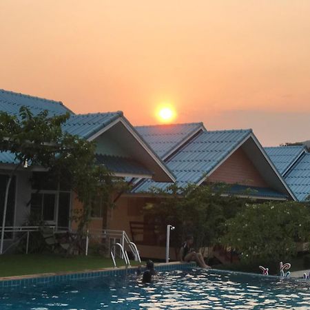 Sangtong Beach Resort Laem Sing Exterior foto