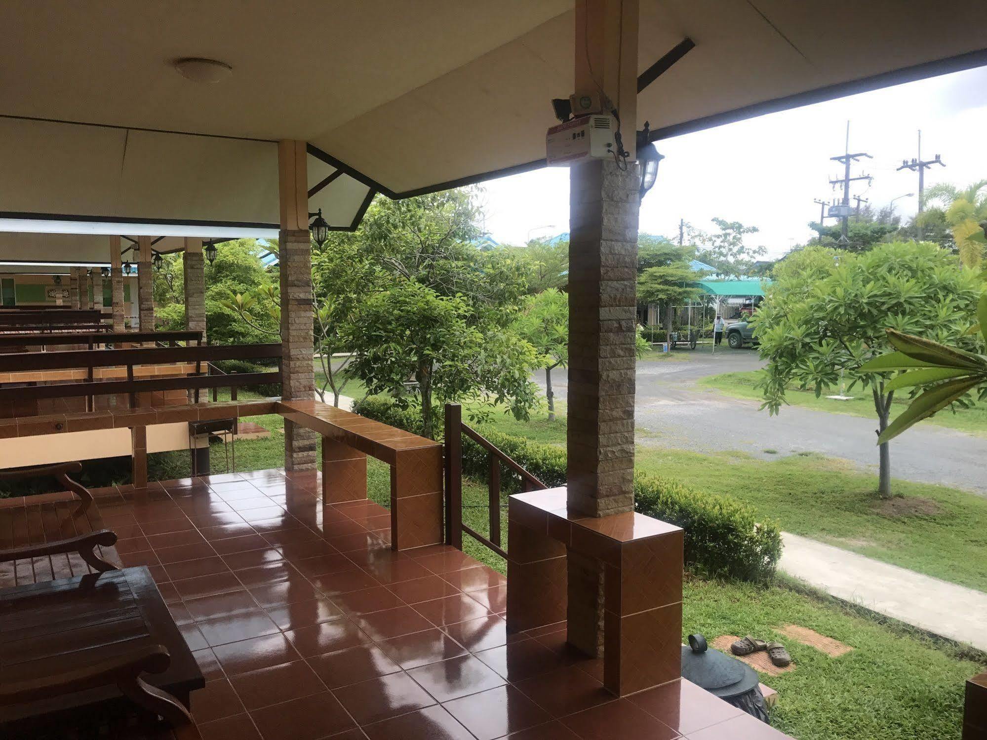 Sangtong Beach Resort Laem Sing Exterior foto